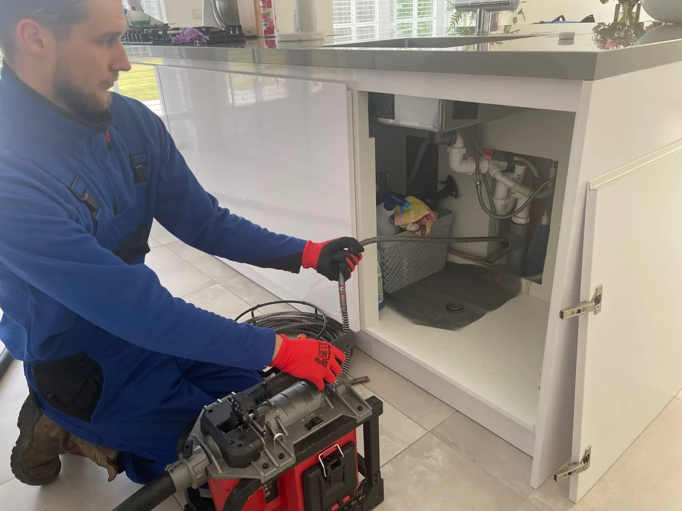 Monteur werkt aan een verstopte afvoer met professionele apparatuur - praktijkbeeld