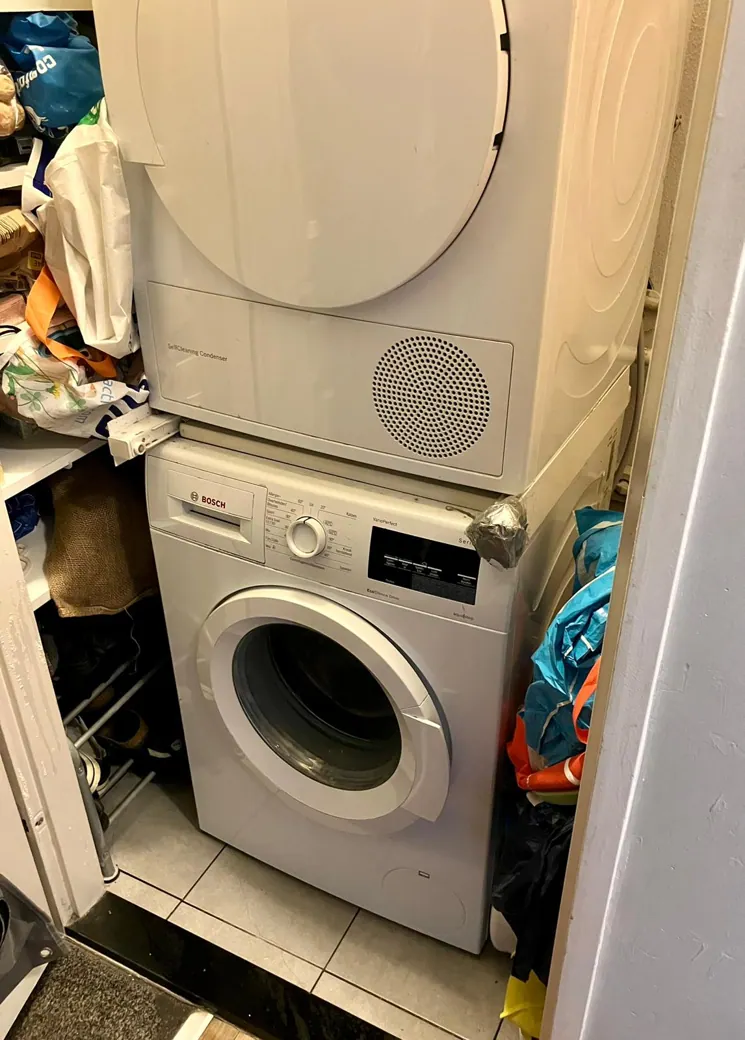 Wasmachineafvoer en afvoeraansluiting in een wasruimte